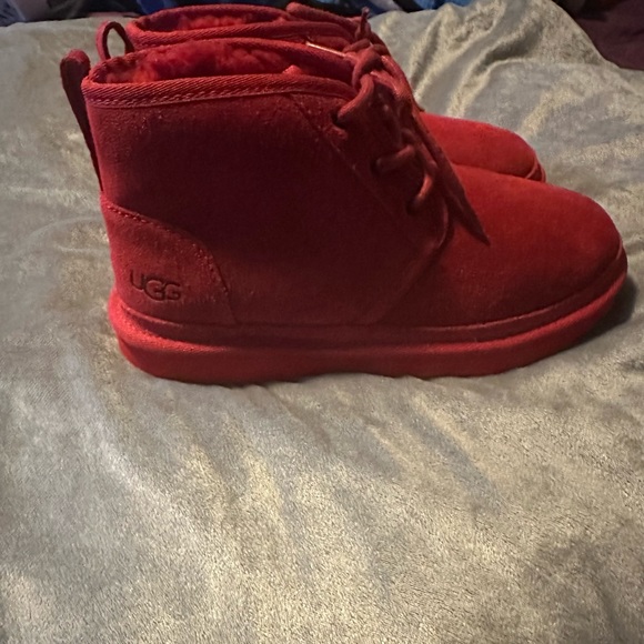 Ugg neumel size 5y red - Picture 1 of 2